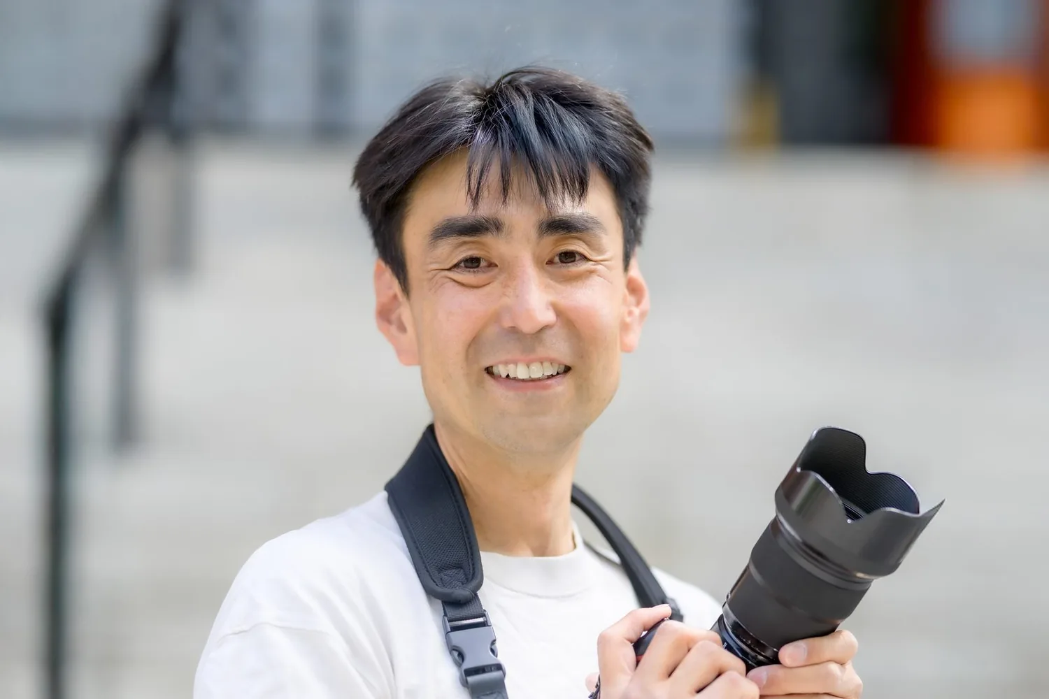 街で撮影中のカメラマン 菊川裕一朗