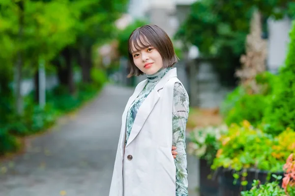 街で撮影した婚活プロフィール写真