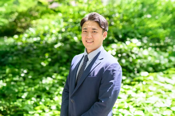 街で撮影したプロフィール写真