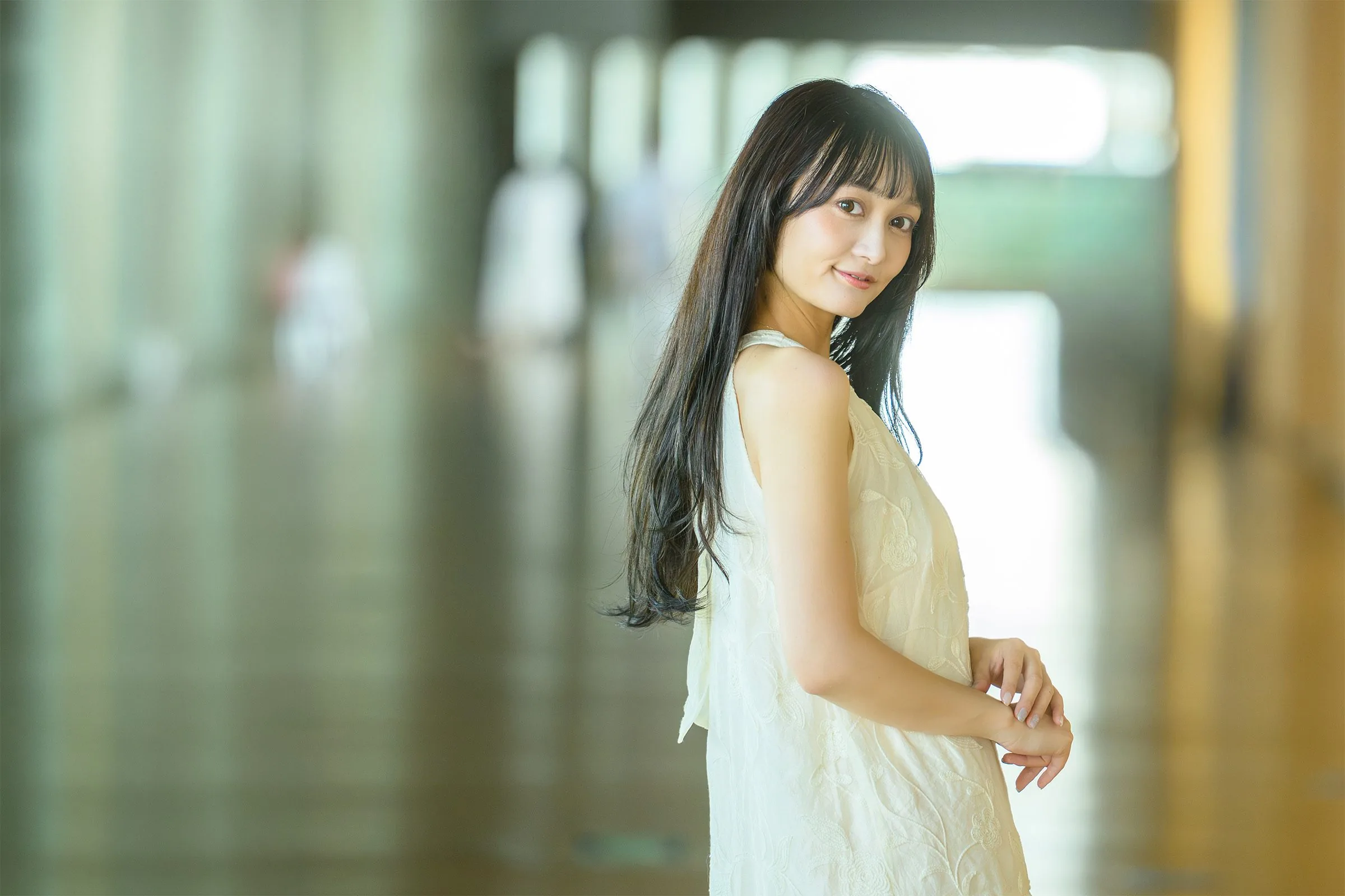 東京の並木道で撮影したプロフィール写真