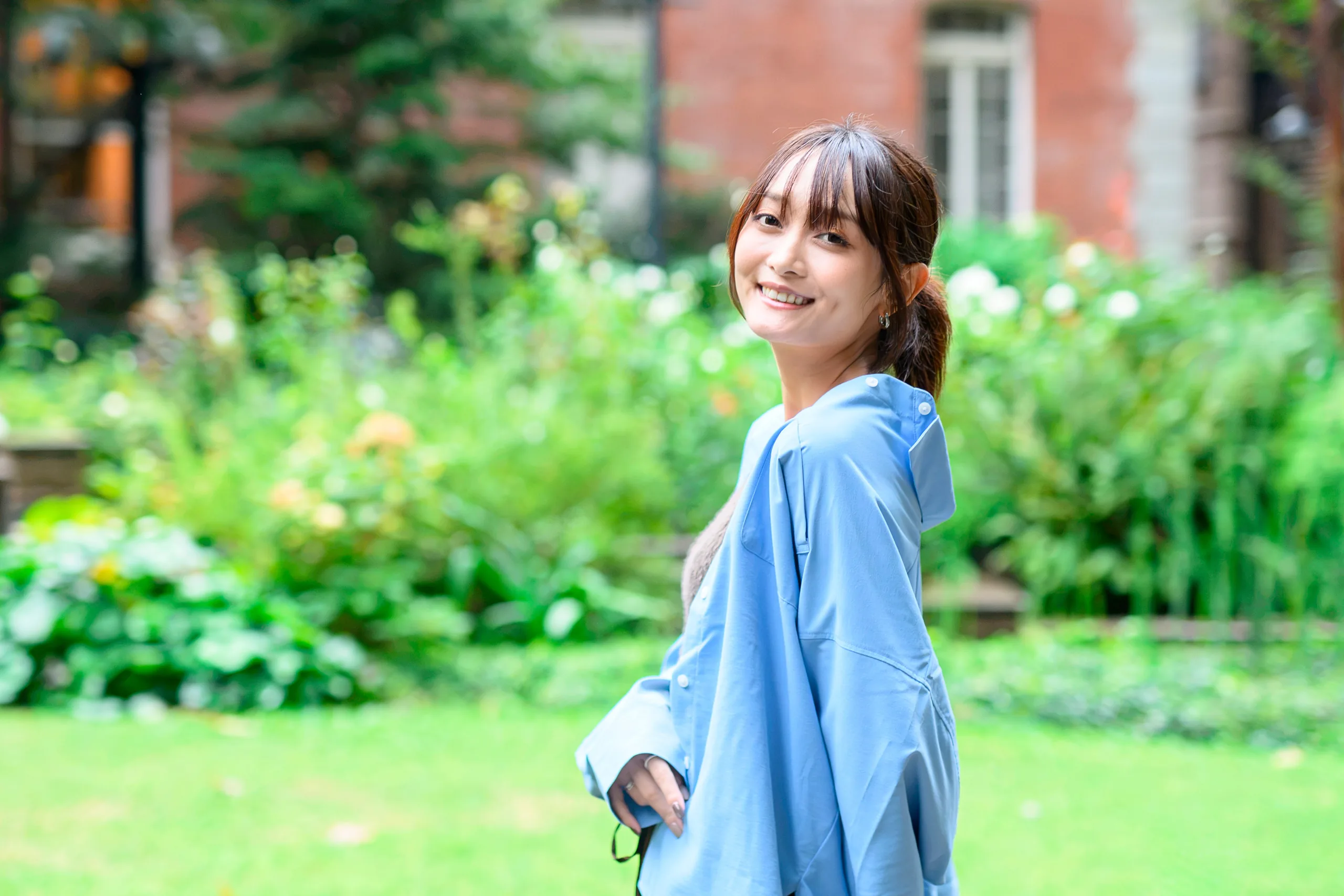 東京の並木道で撮影したプロフィール写真