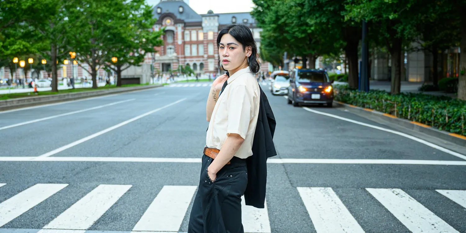 丸の内の横断歩道で撮影したプロフィール写真