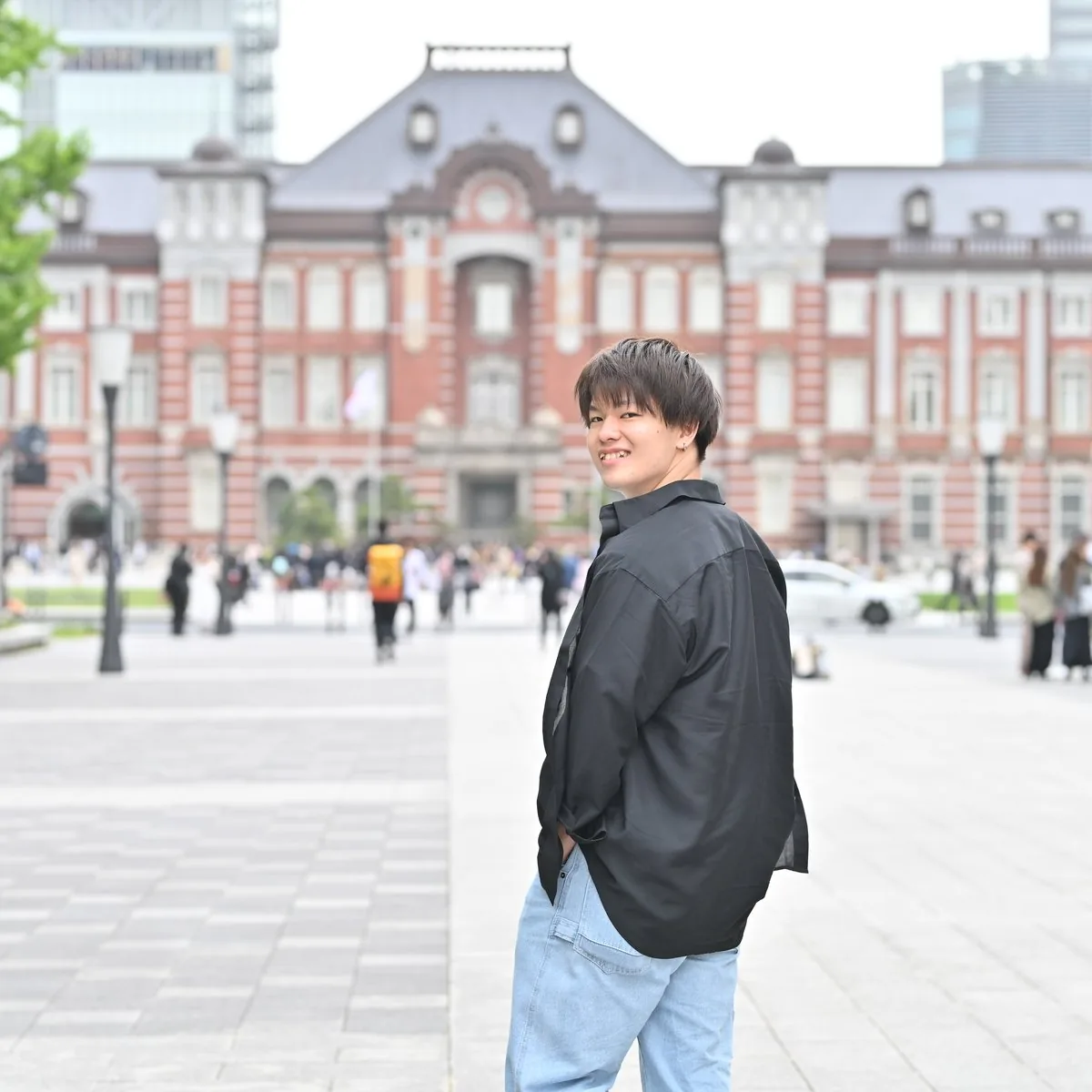 東京駅前で撮影したプロフィール写真