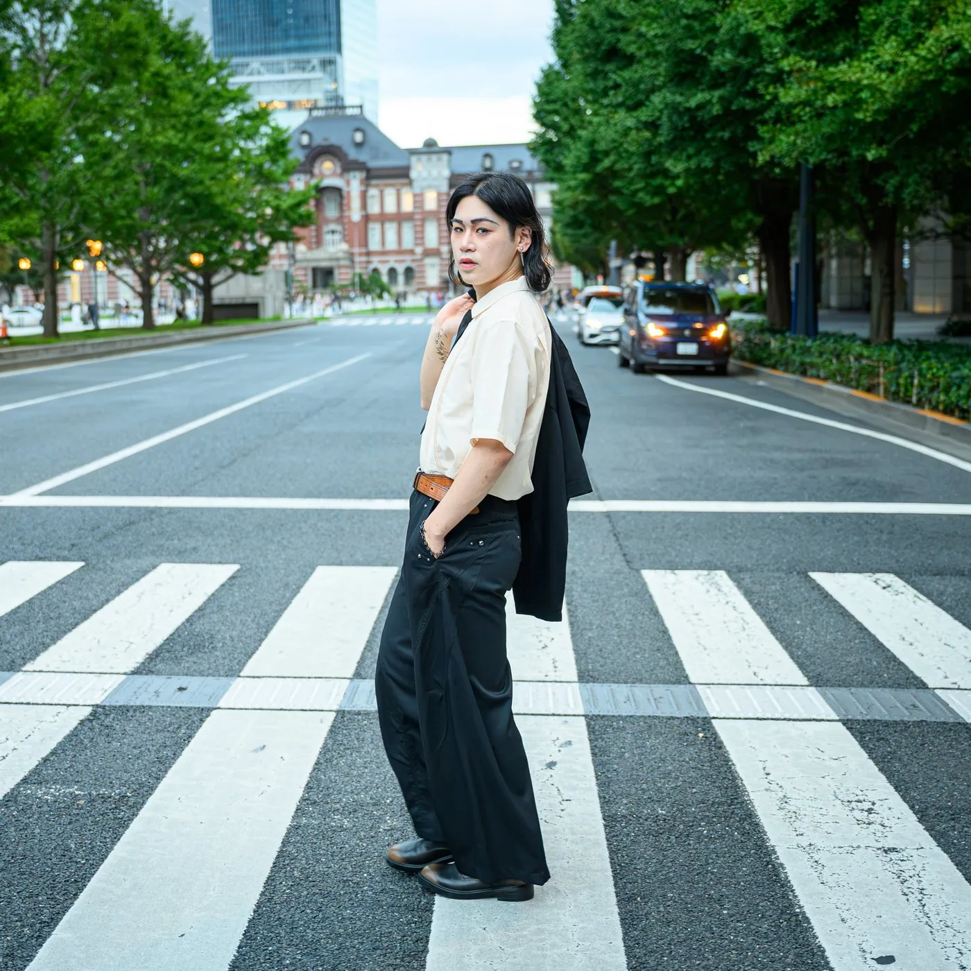 東京駅前の横断歩道で撮影したプロフィール写真